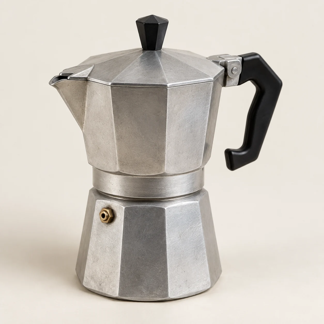 Cafetera de base octogonal — imagen generada para la demo